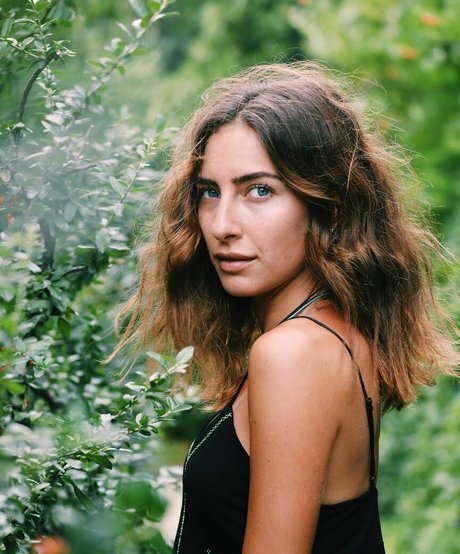 Hazar Motan perfect model gallery