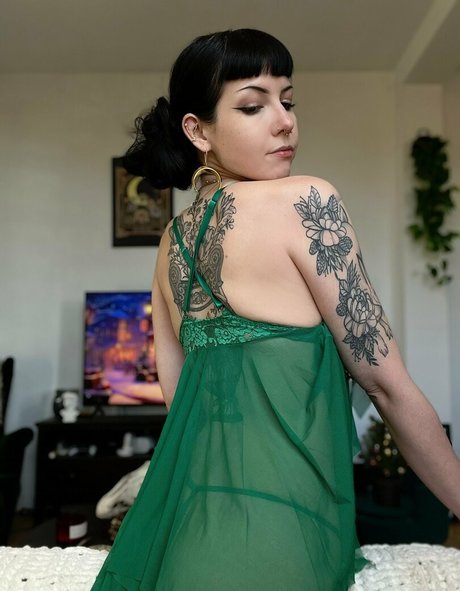 potatoslav erotic model img