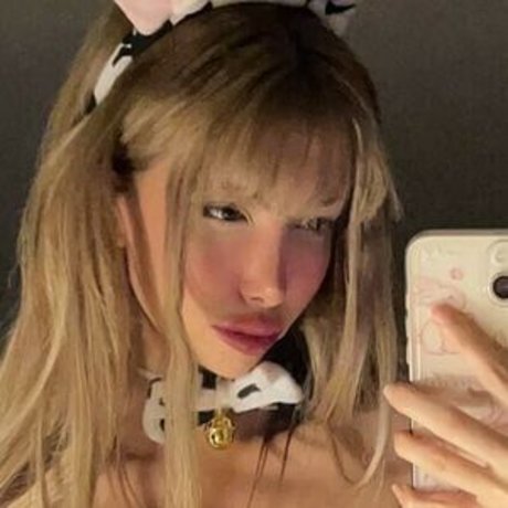 kardelexuwu nude model photo