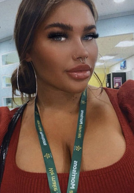 Nicole Barker model sexy pictures