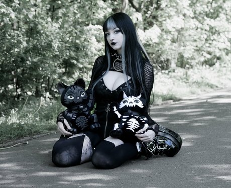 CreepyCassy naked model picture