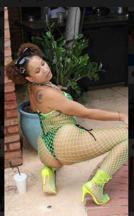 itsdatyaztho model sexy pics