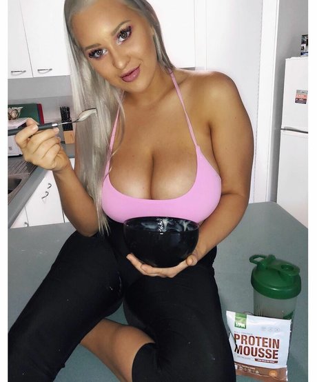 Aimee Young pretty model image