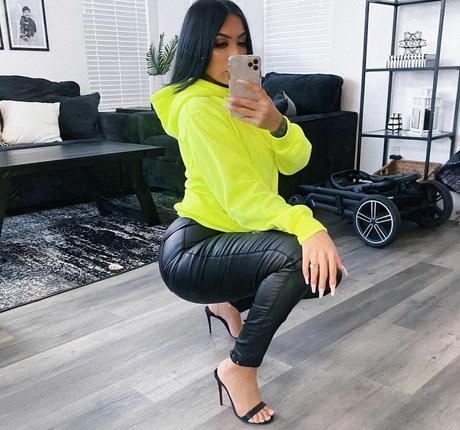 Evettexo exclusive model image