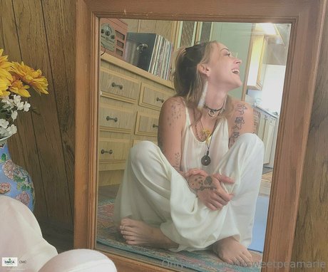 lilsweetpeamarie model nude photo