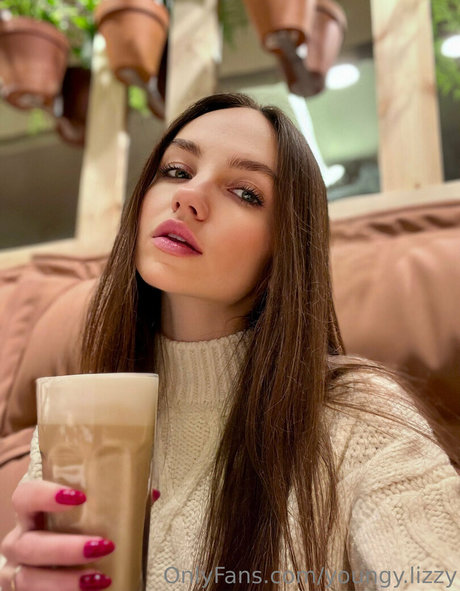 youngy lizzy model adult img