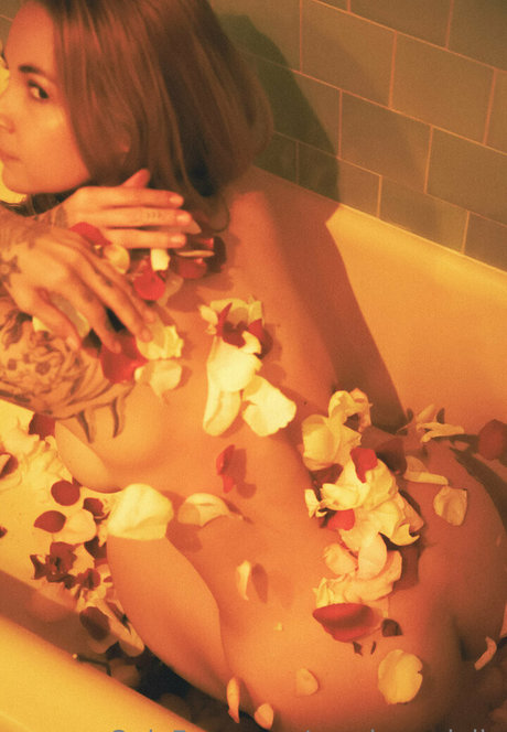 Sarahvandella star nude pictures