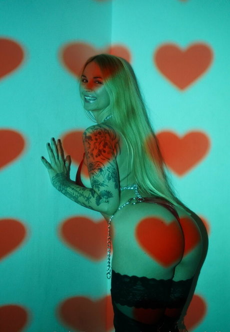 Sarahvandella naked model images