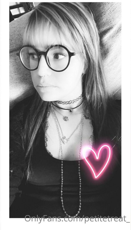 petitetreat_ model image