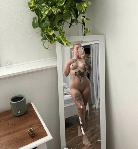 Glizzy McGuire star pornographic pictures