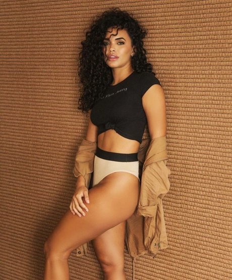 Giovana Cordeiro model erotic picture