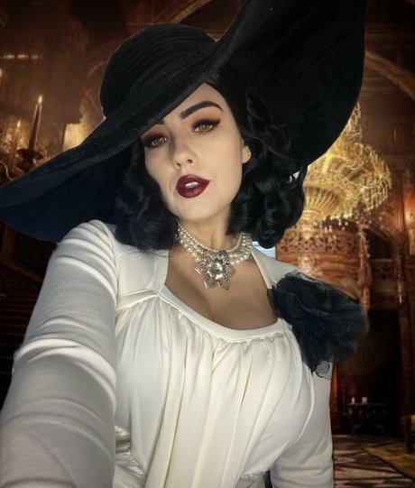 Lady Dimitrescu star nice photos