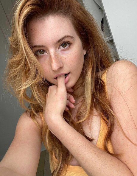 Strawberry Kisses model erotic images