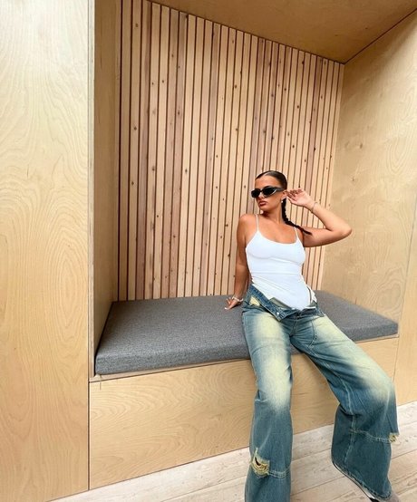 Isabella Evans model exclusive pics