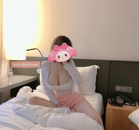 milksom model naked img