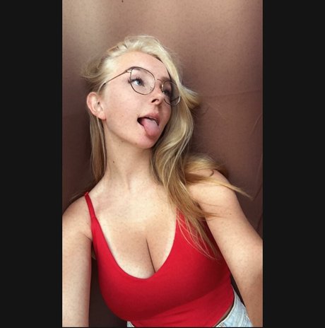 blonde vivi sexy model picture