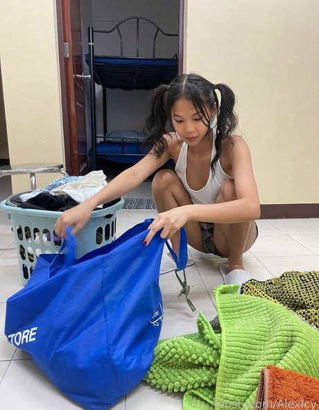 AlexIcy model nudes pic