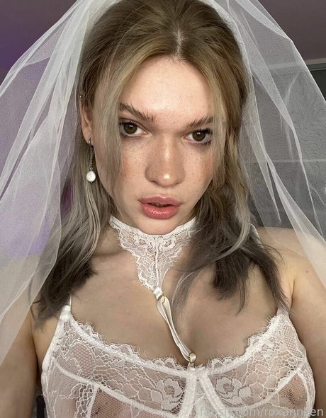 roxannken naked model pic