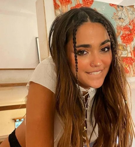 Maia Reficco hot star img