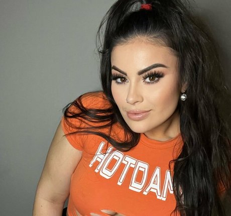 busty onlyfans hot sexy pic