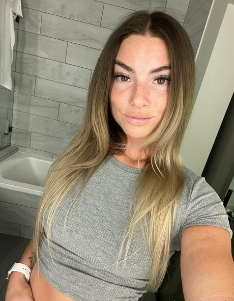 Sabrina Nic model top pics