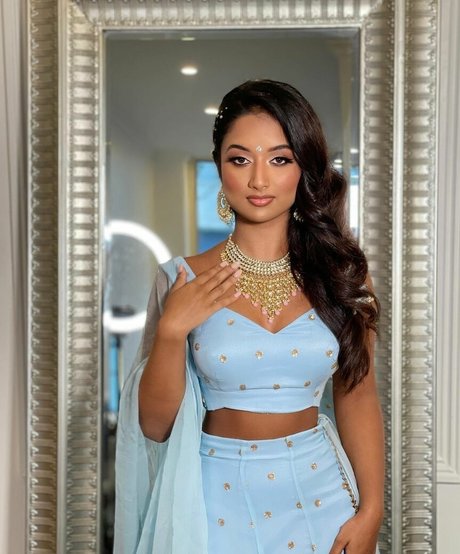 itsparvathik model top pic