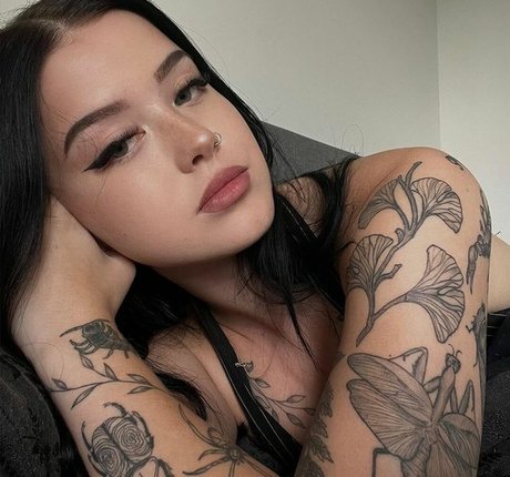 Karaiiz erotic model gallery