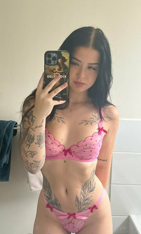 Karaiiz nude pornstar pic