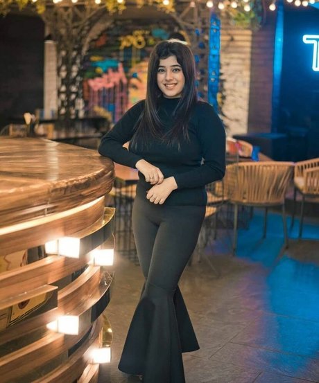 Apoorva Bhalla sexy actress img