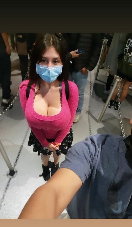 Karla Vilagomez model nude pic