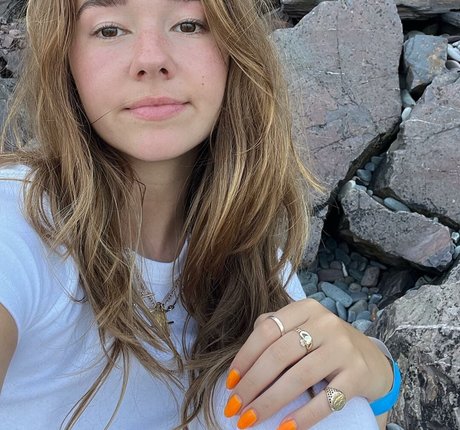 Holly Taylor free star galleries