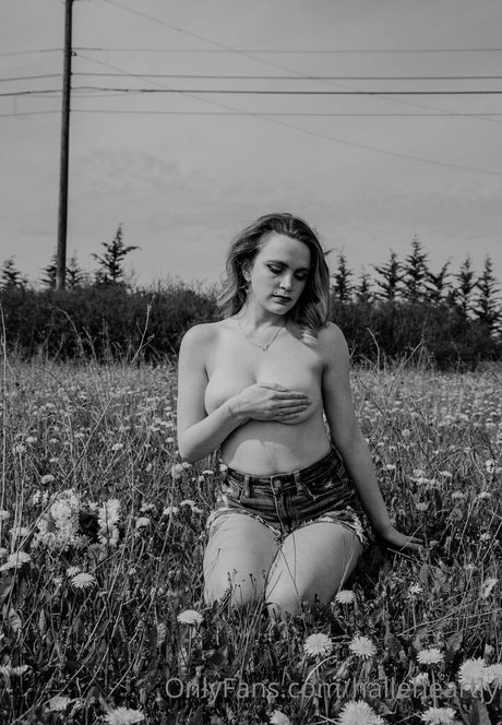 halleheartly nude star img