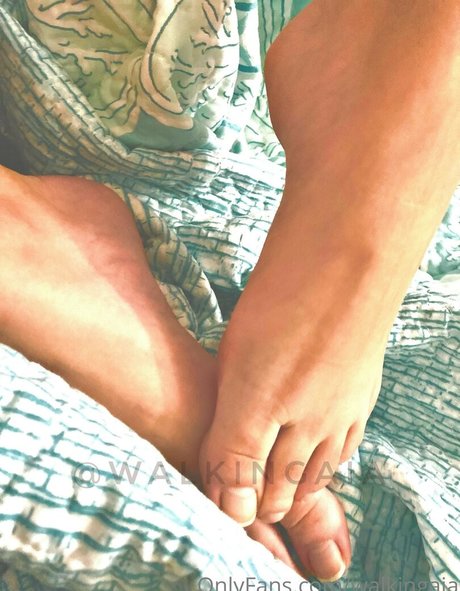 walkingaia hot model image