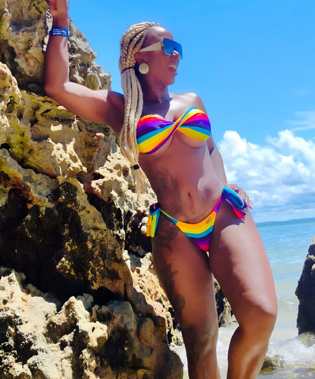 Adelia Soares model free photos