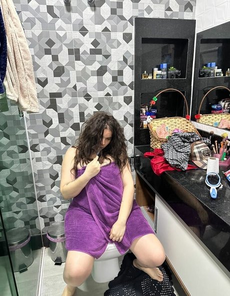 Mayla Souza star sexy pictures