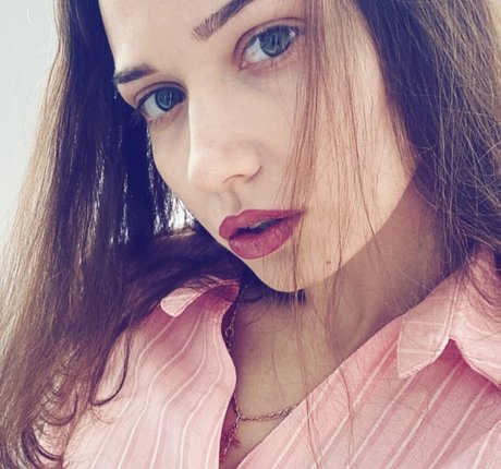 Jeki Carrey art model pics