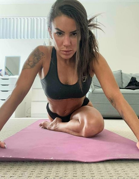 youronlyleila model top image