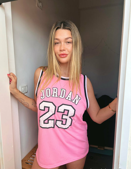 theotherideaofher exclusive star photo