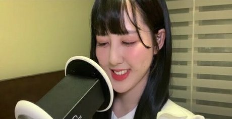 Noah Asmr beautiful model image