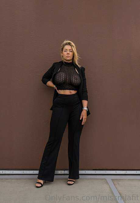 MI4 S4ND pretty actress photos