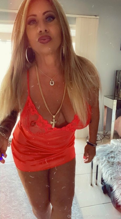 hottotrottotsfree high quality model image