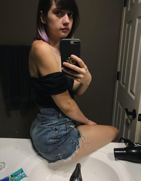 athletic blonde onlyfans top pic