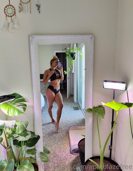 aprilblazefree pretty model pic