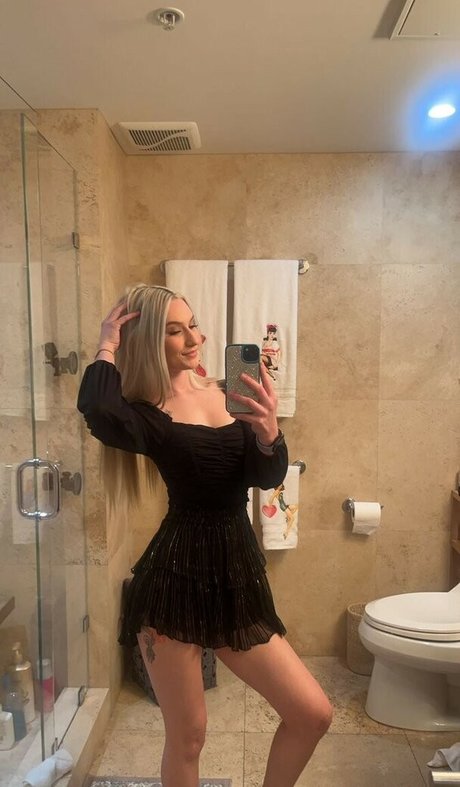 Roxanne Rhodes hd actress img