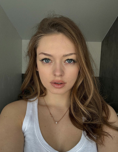 Teen Mia high quality model pic