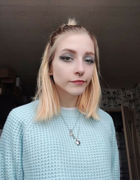 Mia Synaeva nice actress photo