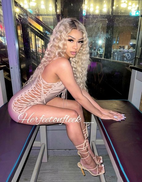 herfeetonfleek_ erotic pornstar pictures