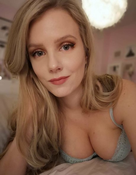 Imsessis erotic actress photo