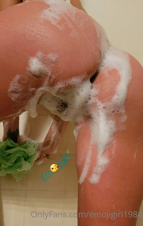 emojigirl1984 nude model pic