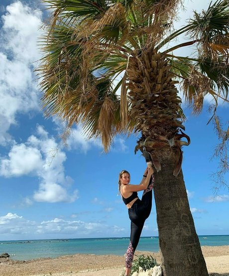 crazy splits model nice photo